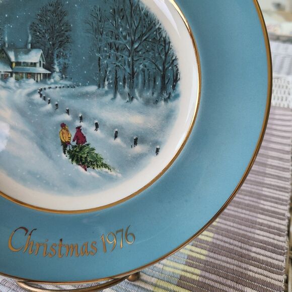 Vintage Avon Wedgwood 1976 Christmas Collectible Plate "Bringing Home The Tree" - Picture 4 of 10